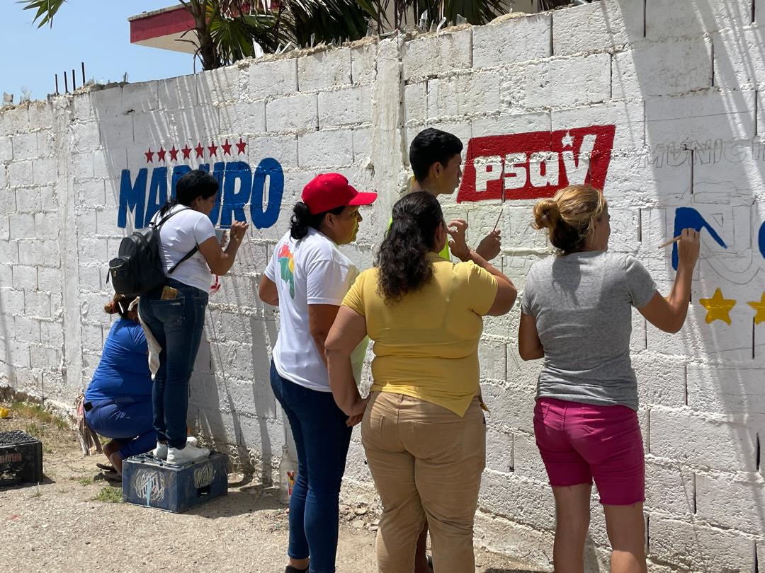 Hoy andamos muraleando en el municipio Mariño del estado Nueva Esparta. 

No podrán callar ni invisibilizar a un pueblo que ha decidido ser el protagonista de su historia. 

En Venezuela las Paredes hablan lo que callan los medios. 

#VenezuelaSiempreVence.