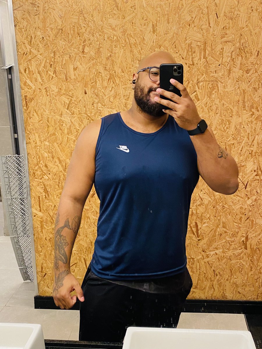 danielfoka's tweet photo. Hoje tive crise de ansiedade, resolvi treinar, vim para smartfit perto da casa dos meus pais e precisei de uma instrução para um exercício novo e aí o professor da academia no meio de explicação disse “você é largo, né?”
Vou encarar como elogio https://t.co/TO8WDqFdAn