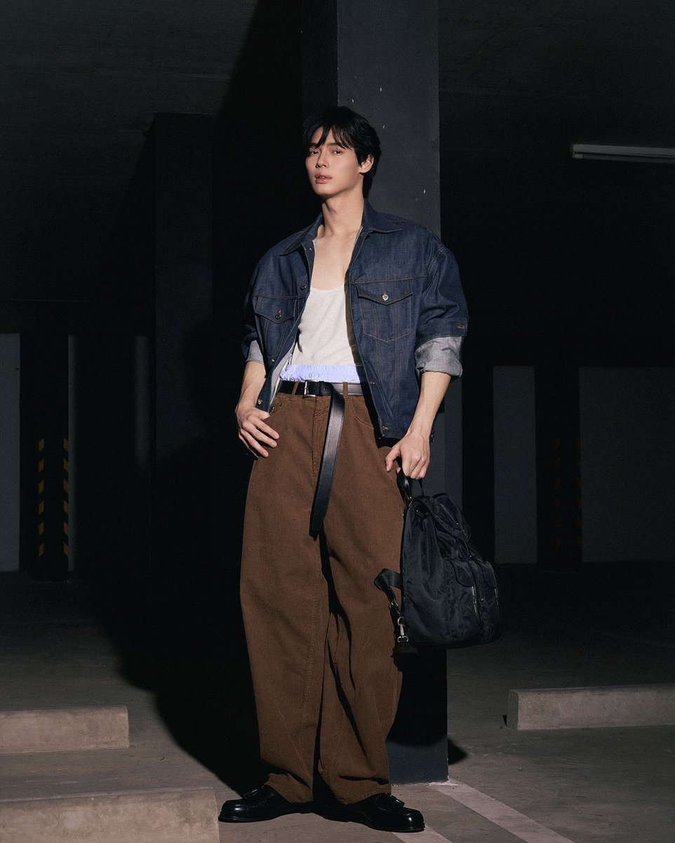 TrendforwinTH's tweet photo. Total look 2 ชุด หล่อตะโกนนนนน 🔥

BA PRADA WIN TO MILAN 
#PradaSS25 #Prada 
#PradaxWIN @Prada  
#winmetawin @winmetawin https://t.co/oVDJnUijLL