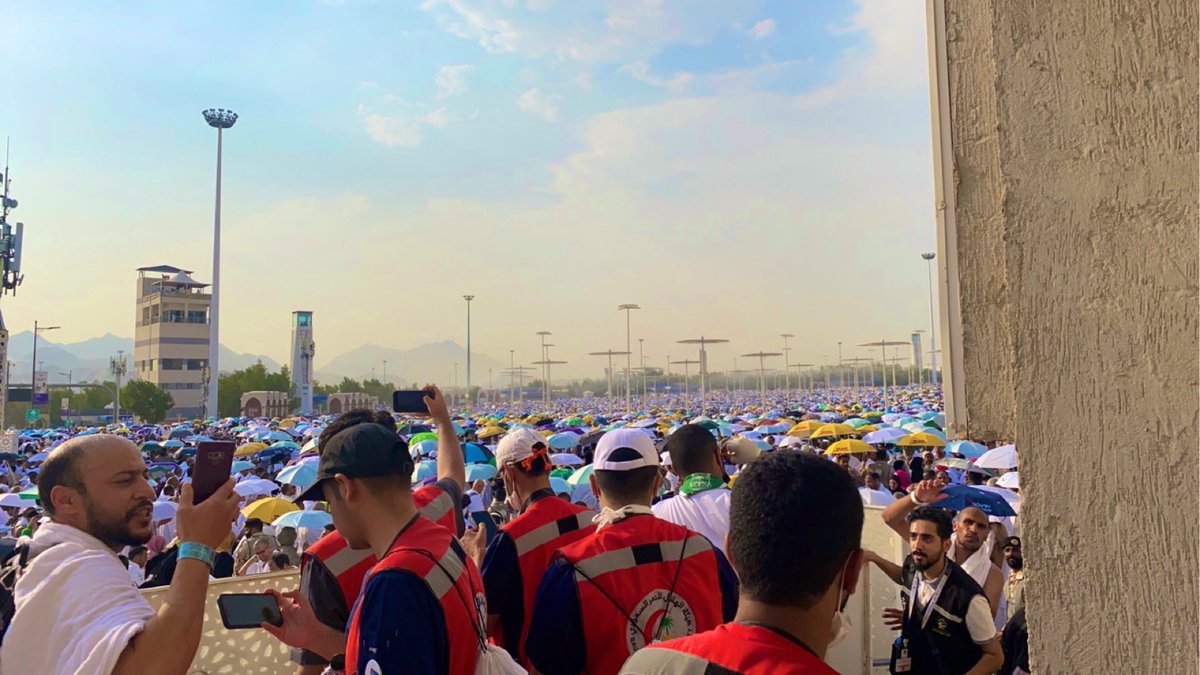 اليوم الثالث :في عرفة، تتجلى أرواح الحجاج في أبهى صورها، تلامس السماء دعواتهم وتغسلهم الرحمة الربانية في يوم يشهد الله فيه على قلوب أمتلأت بالخشوع ، أحمد الله على هذه الفرصة لخدمة الحجاج ورعايتهم في هذا اليوم والمكان المقدس . #يوم_عرفه #فريق_جامعة_الملك_سعود_للعمل_التطوعي