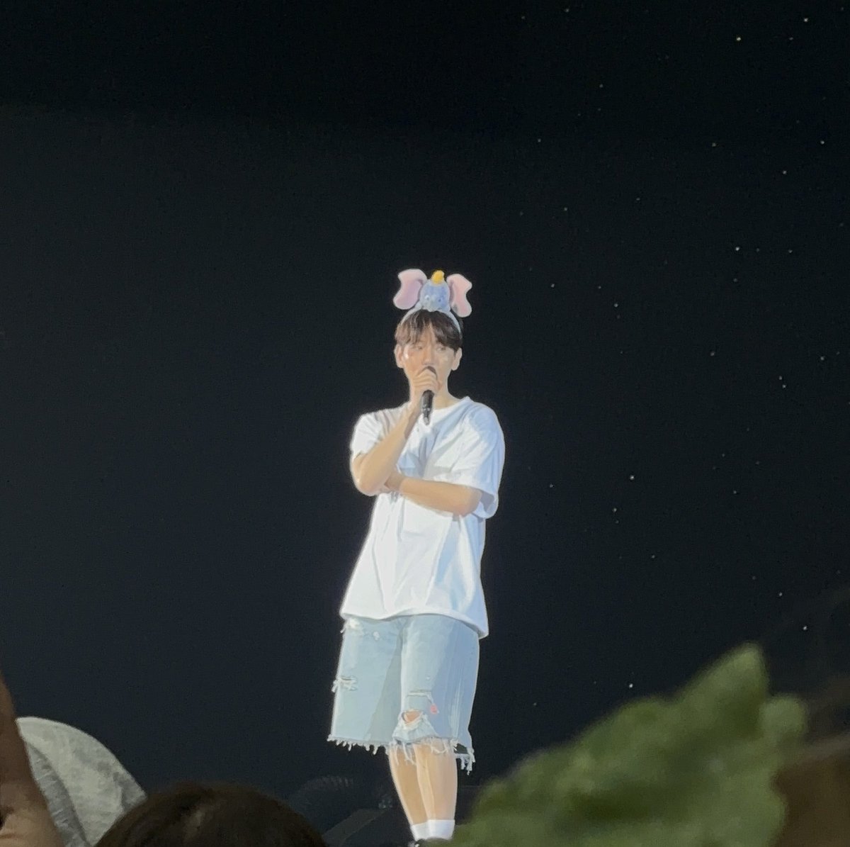 miechanneb's tweet photo. BBHLonsdaleiteinBKK - Day 01🐶🌻💛
VIP + Benefit 
🐶Sound check ตัวจิ๋วเดียวเอง🥹
🐶Start concert เก่งมากๆ เสียงเธอดีที่สุดในหัวใจ
🐶Send off แกยังน่ารักเหมือนเดิมเลย

(กล้องไอโฟนไม่สวยเลย แต่มองเห็นชัดมาก ๆ เวทีใกล้กว่าที่คิด สบตาแบคฮยอนหลายรอบ🥹(คิดไปเอง))💘💘 https://t.co/QeDAyb5gkj