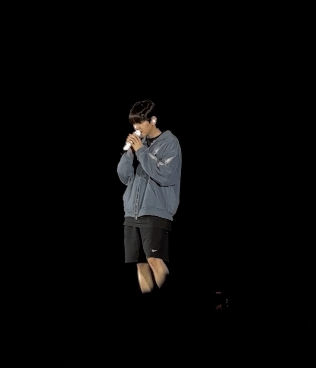 miechanneb's tweet photo. BBHLonsdaleiteinBKK - Day 01🐶🌻💛
VIP + Benefit 
🐶Sound check ตัวจิ๋วเดียวเอง🥹
🐶Start concert เก่งมากๆ เสียงเธอดีที่สุดในหัวใจ
🐶Send off แกยังน่ารักเหมือนเดิมเลย

(กล้องไอโฟนไม่สวยเลย แต่มองเห็นชัดมาก ๆ เวทีใกล้กว่าที่คิด สบตาแบคฮยอนหลายรอบ🥹(คิดไปเอง))💘💘 https://t.co/QeDAyb5gkj