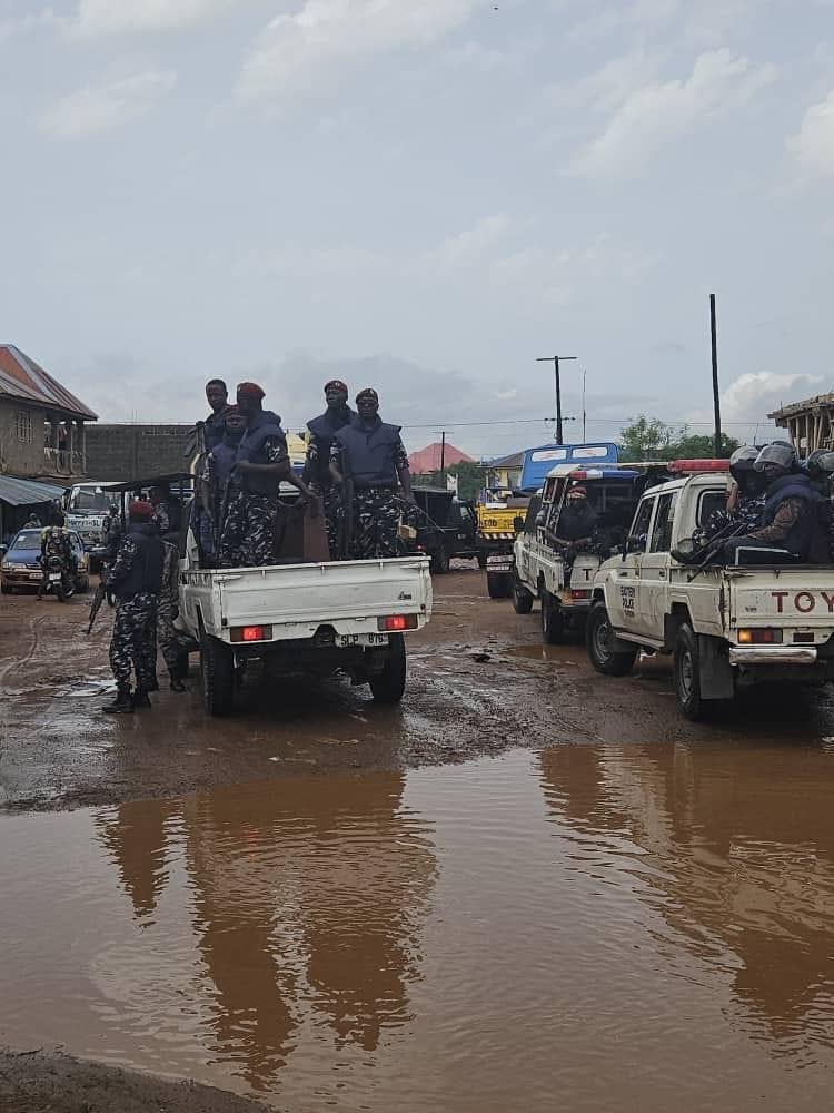 AlphajorbaBah's tweet image. The central business district of #Freetown—the capital city of #SierraLeone, was transformed into a tense theatre earlier today as a contingent of heavily armed state security personnel marched around the city centre claded in battle-ready gear. These soldiers cut an imposing
