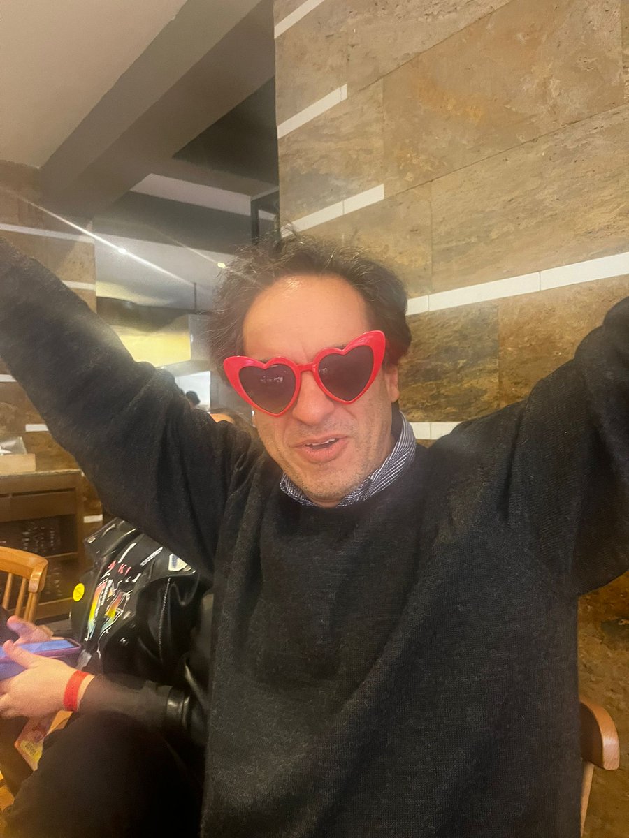 Artículo único: Créase el Viceministerio del Amor, para invitar a cada sujeto de poder, en el liderazgo social y empresarial, de derecha y de izquierda, a abrazar a los otros sintiendo placer, a ver con atención plena y aprecio sus ideas, y a juzgar sus yerros con benevolencia.