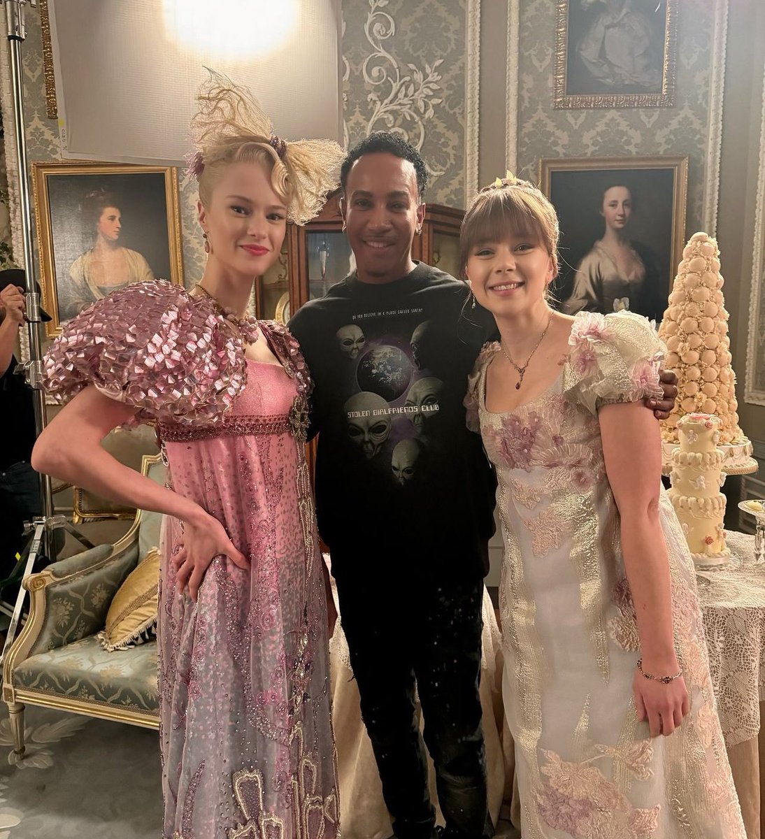 ANWSUPREMACY's tweet image. it's giving cressida saying "your dress is too plain here have some pink" and in doing so she got some of Eloise's dress on hers, so true #creloise 🤭