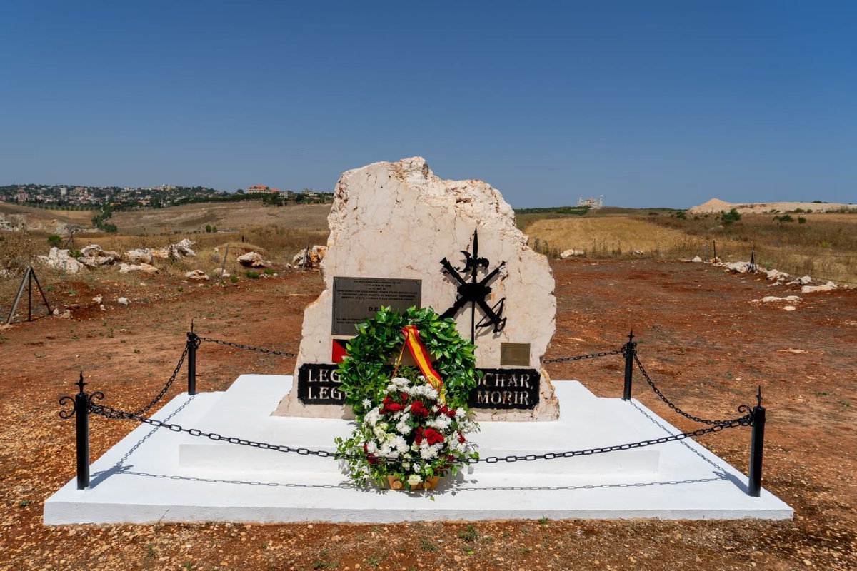 EMADmde's tweet image. En #Líbano, la #BRILIB XLI 🇪🇸 rinde un sentido homenaje al cabo Felipe Jason Ospina, destinado  en la Brigada Rey Alfonso XIII de #LaLegión  en el 16º #Aniversario de su muerte en acto de servicio #BRIAR @EjercitoTierra #MOPS.  ¡ Siempre en nuestra memoria !