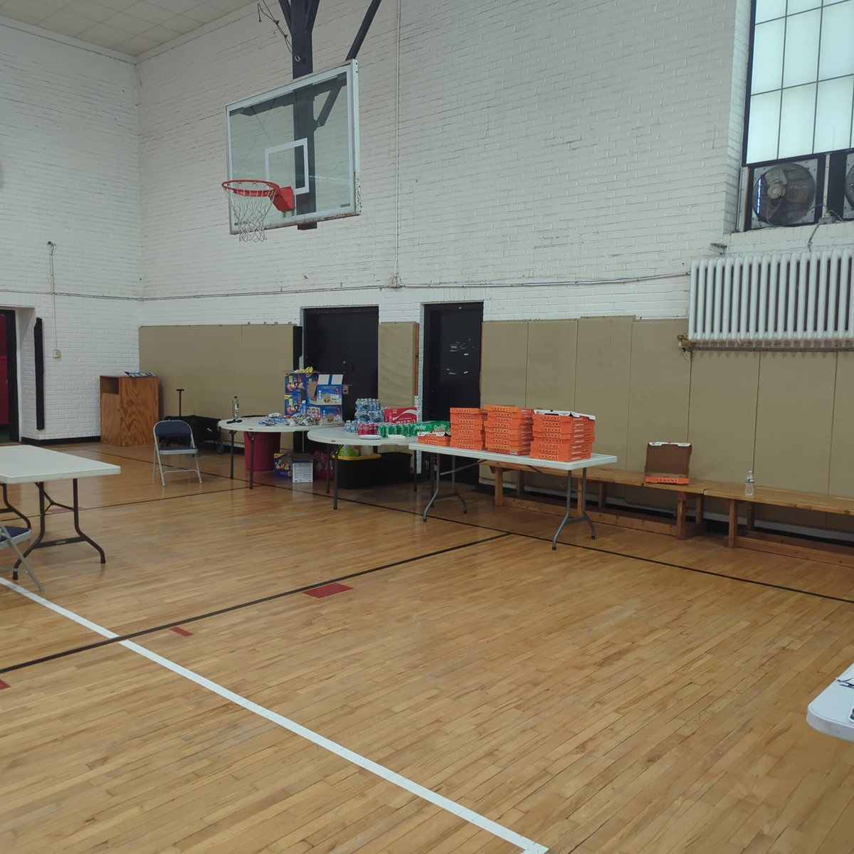 JTerrell41's tweet photo. .@MaryMoriarty thank you for hosting the 2nd Expungement clinic at @SCCMpls. You showed up, provided a needed service and even fed the people. ๐๐พ๐๐พ๐๐พ๐๐ฟ
#CommunityCourts
@NewJusticeMN https://t.co/xJlz6US9Nc