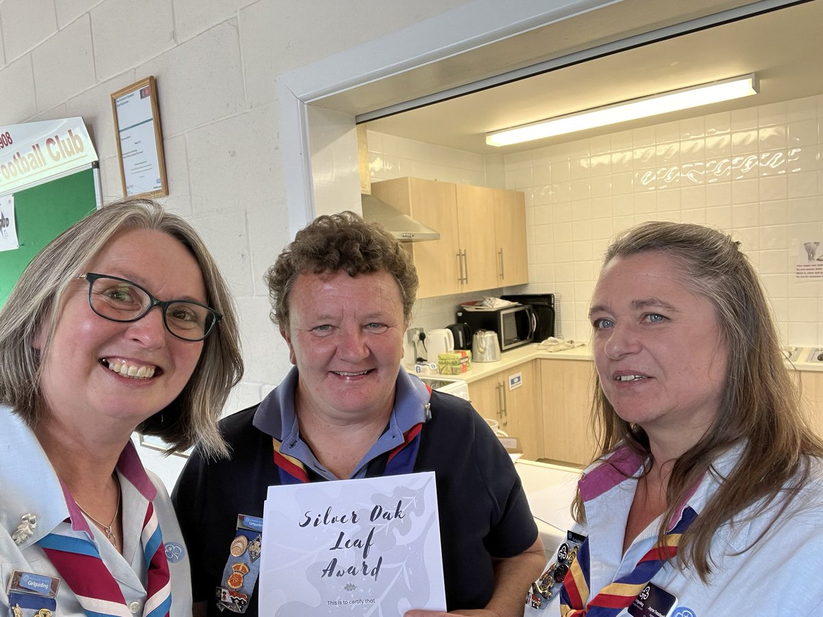 Girlguiding SWE Chief Commissioner Team (@ggswechiefteam) on Twitter photo Back in @girlguidinghampshirewest this afternoon to present @dixonalison70 with the <a href="/GirlguidingSWE/">Girlguiding SWE</a> Region Silver Oak leaf award, in recognition for all she does for the region, county and local level, thank you and well done 👏.
#trainer #commissioner #mentor #unitleader Back in @girlguidinghampshirewest this afternoon to present @dixonalison70 with the <a href="/GirlguidingSWE/">Girlguiding SWE</a> Region Silver Oak leaf award, in recognition for all she does for the region, county and local level, thank you and well done 👏.
#trainer #commissioner #mentor #unitleader