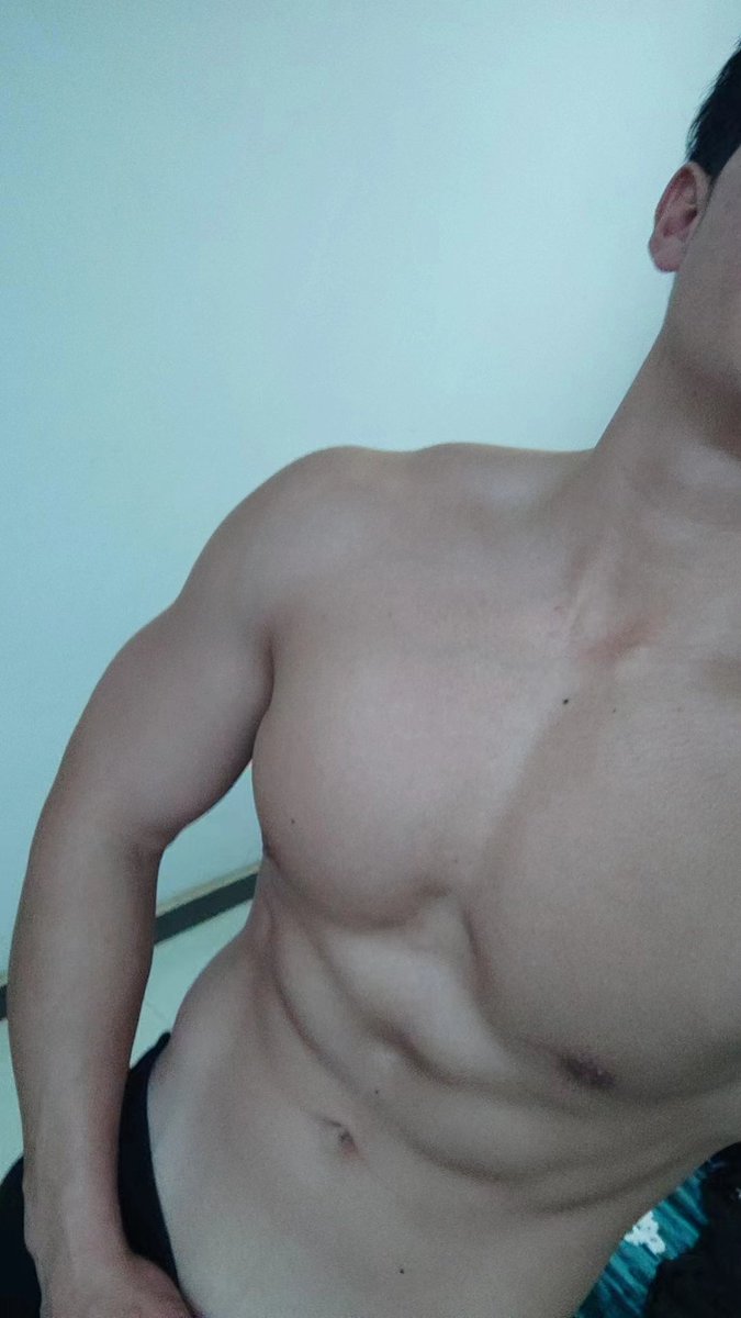 足球宝贝是不是很🉑️，汗洒球场，湿透球衣，脱下露出健壮的肌肉，壮硕的大腿