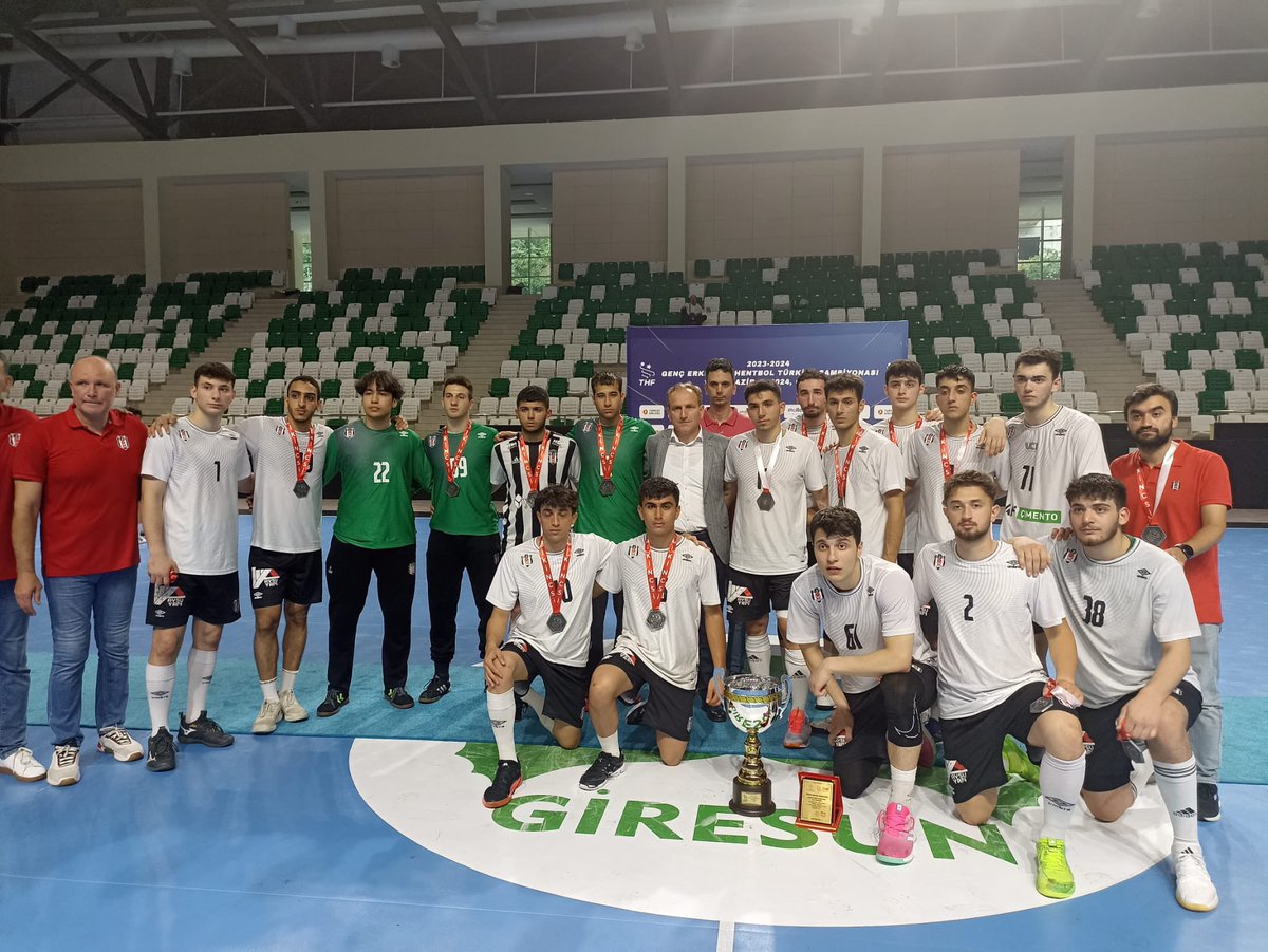Hentbol_Fed's tweet photo. Genç Erkekler Türkiye Şampiyonası'nda Trabzon Büyükşehir Belediyesi şampiyon oldu

Giresun'da oynanan 2023-24 Sezonu Hentbol Genç Erkekler Türkiye Şampiyonası final maçında Beşiktaş Safi Çimento'yı 35-36'lık skorla yenen Trabzon Büyükşehir Belediyesi şampiyon oldu.

THF TV Youtube kanalından canlı yayınlanan final maçı sonrası düzenlenen törende Trabzon Büyükşehir Belediyesi'ne kupa ve madalyalarını THF Başkanı Uğur Kılıç ve Giresun Belediye Başkanı Fuat Köse verdi.
İkinci olan Beşiktaş Safi Çimento'ya kupa ve madalyalarını Giresun İl Emniyet Müdürü Recep Güzelyazıcı takdim etti.

Genç Erkekler Türkiye Şampiyonası'nda sıralama şöyle oldu:

1- Trabzon Büyükşehir Belediyesi
2- Beşiktaş Safi Çimento
3- İstanbul Teknik Üniversiteliler
4- Spor Toto
5- Bursa Nilüfer Belediyesi
6- Sivas Gençlik Spor
7- Sakarya BBSK
8- Bursa Beşevler

Haberin detayları için 👉🏻 https://t.co/8OHyssBI2W
#HentbolSenin