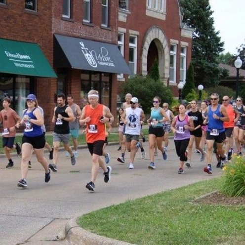 runfarDEF's tweet image. Maple City 4. Running with Brooke. #RockYourRun @cmw5170  @RockValleyPT