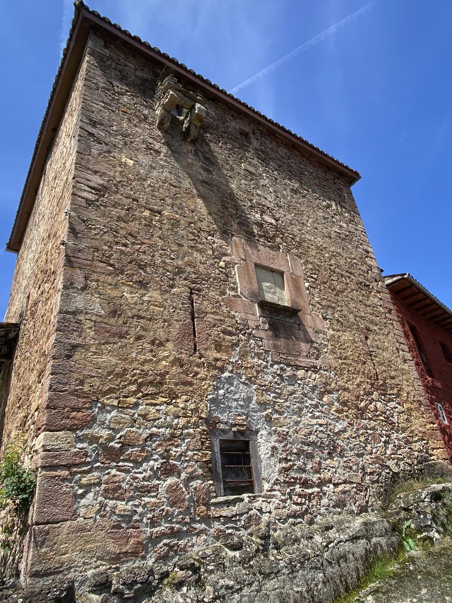 #Asturias aún es un #paraíso azul y verde, decorado con #hórreos #montañas #vacas #perros #flores #gentes  Tiene tanto que mostrar, compartir, contar, explicar por un #guíaoficial 💙🌳🌞…! Contáctanos: 👉🏻📲 610567260 o en visitasguiadasporasturias.com Seremos tus 
#mejoresguías 🤗
