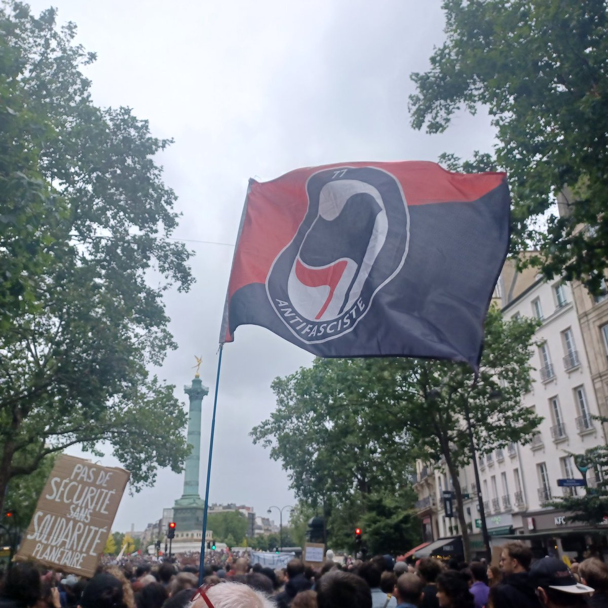 Grosse mobilisation aujourd'hui contre l'extrême droite à Paris. 
No pasaran ! 
#77antifa #manifestation #legilégislatives2024