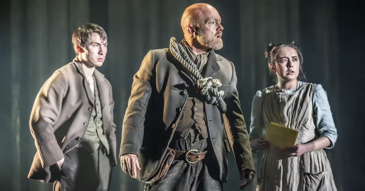 MycroftBrolly's tweet photo. #LondonTide @NationalTheatre. Dickensian tale exploring crime, poverty, family, secrets and shame, against the backdrop of the Thames. Incredibly strong ensemble - wonderful performances. Exquisite staging, set, lighting and sound design. Enjoyed it even more second time around! https://t.co/UXJosAD0Em
