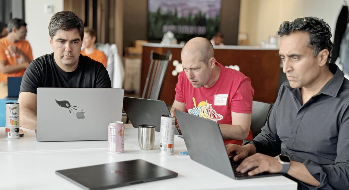 kirillzubovsky's tweet image. We look so serious!
#seriouscoding