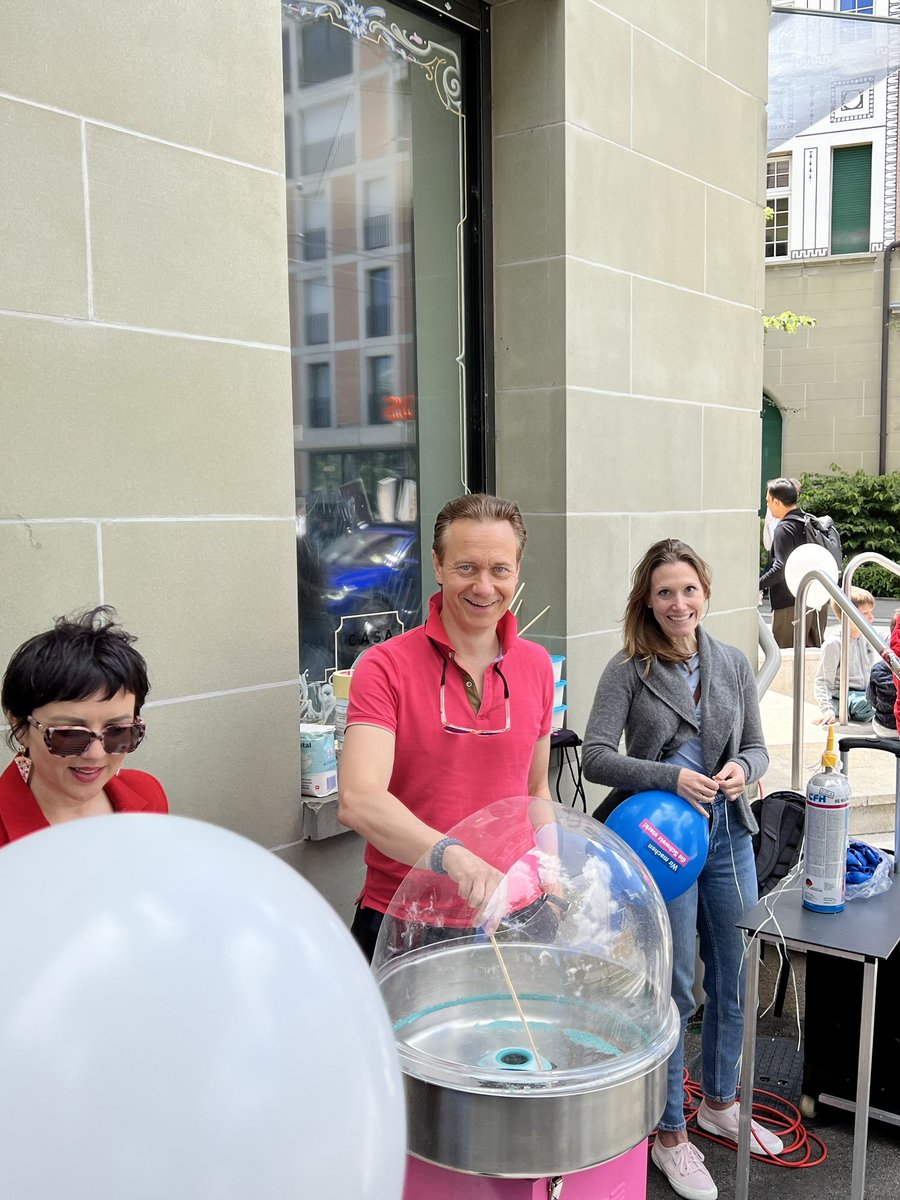 raphaelkarlen's tweet photo. Zusammen unterwegs für mehr Farbe im #Breitsch. Unsere Gemeinderatskandidatin @florencepaerli zusammen mit Stadtratskollegin @StockliUrsula und den Stadtratskandidierenden @belaalebra @raphaelkarlen @renogunc @rogerkoelbener im Dialog mit der Quartierbevölkerung. #wahl2024 https://t.co/0xsjICEIU5