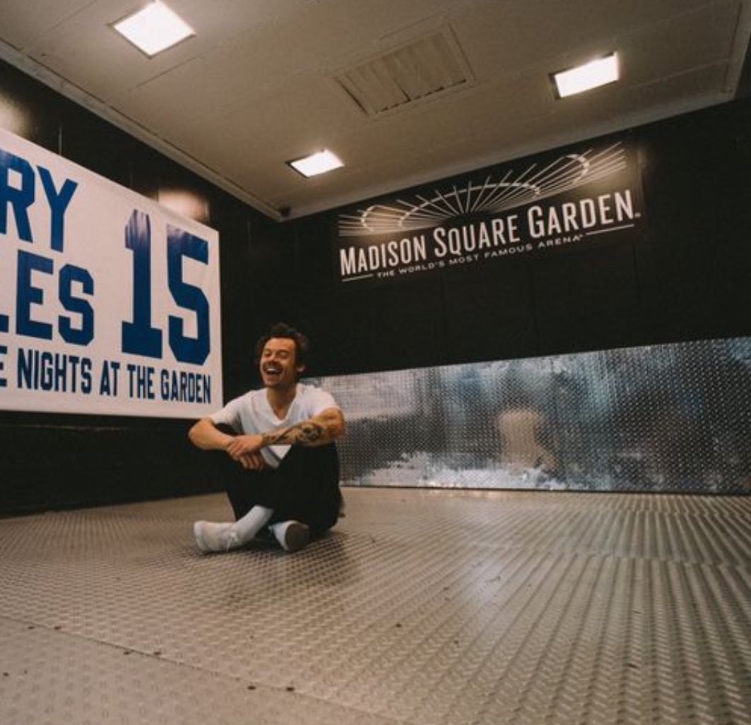 harryskiwiis's tweet image. she a baddie with her baddie friend