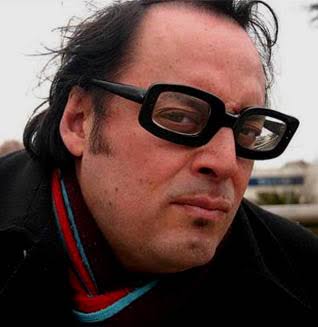 MusicRandomFact's tweet image. Junio 8, 1967.
Nace en Concepción, Chile, ROBERTO Antonio LINDL Romero "Titae". Músico, bajista, comenzó con Los Dick Stones, desde 1987 forma parte de "Los Tres", también cofunda en 1991 "Ángel Parra Trío", como proyecto alterno ha participado con Bitman &amp;amp; Roban.