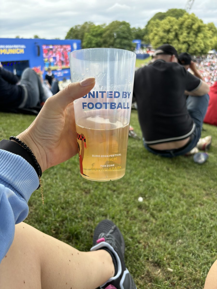 oetzi76's tweet image. Wichtige Botschaft 👍🏻 und die Mutti ist natürlich auch dabei 💕
#münchen #EURo2024 #publicviewing