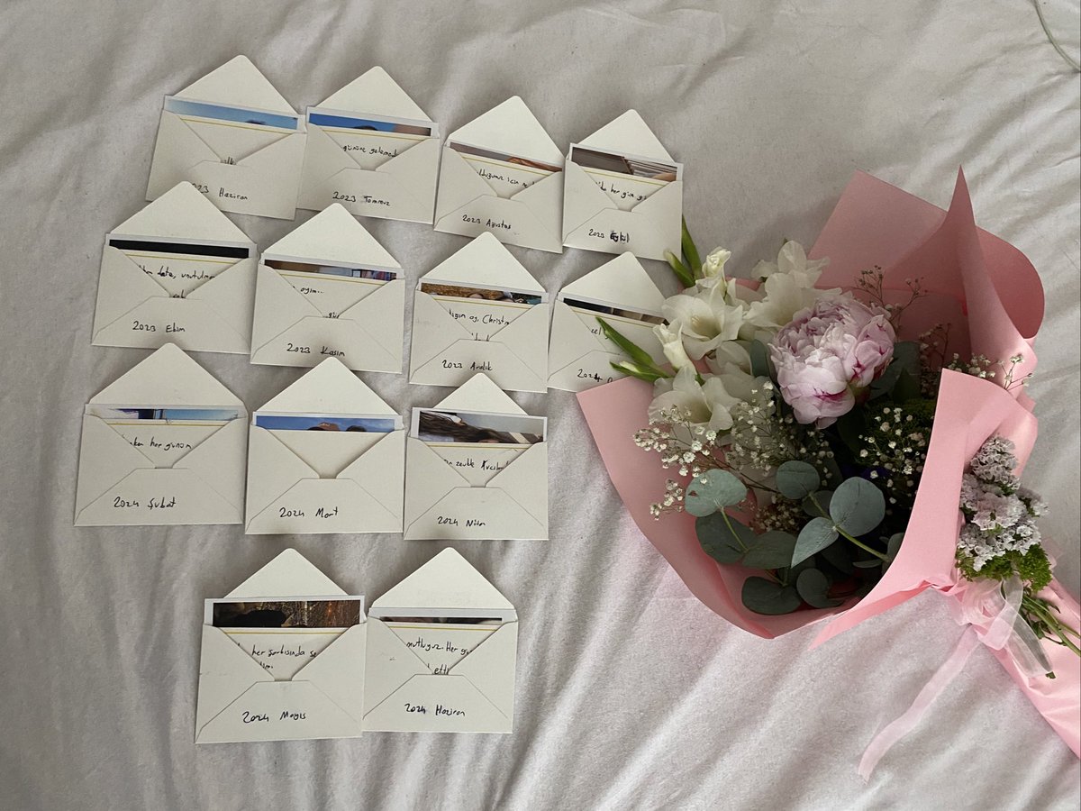 Yıldönümü çiçeğime 12 aya 12 not ve her aydan bir fotoğrafımızı koymuş..AŞK NE GÜZEL ŞEY🥹