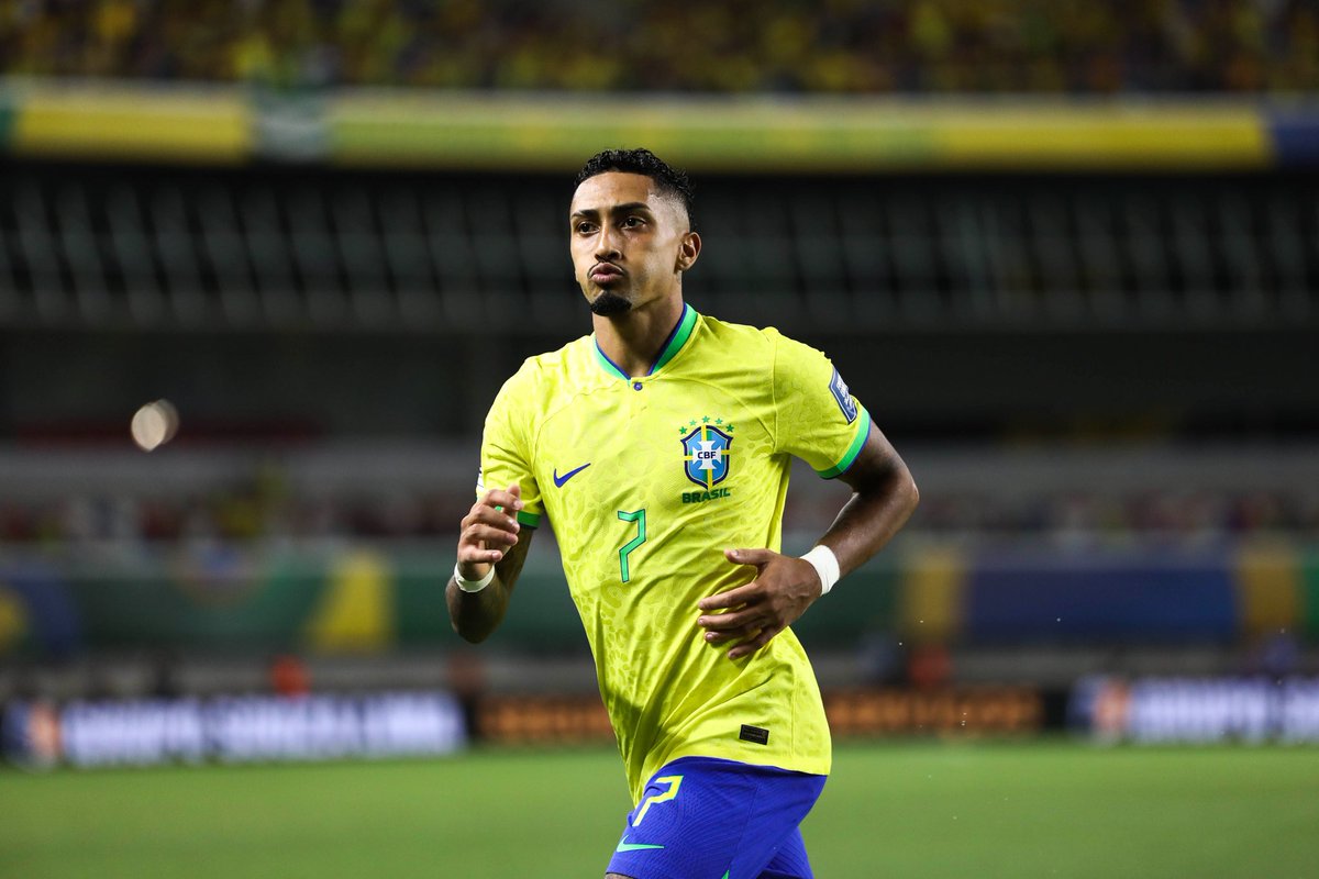 ActuFoot_'s tweet photo. Raphinha : « Ronaldinho a dit qu'il ne regarderait plus l'équipe nationale brésilienne ? 

𝗜𝗹 𝘆 𝗮 𝗾𝘂𝗲𝗹𝗾𝘂𝗲𝘀 𝗷𝗼𝘂𝗿𝘀, 𝗶𝗹 𝗮 𝗲́𝗰𝗿𝗶𝘁 𝗮̀ 𝗩𝗶𝗻𝗶𝗰𝗶𝘂𝘀 𝗽𝗼𝘂𝗿 𝗹𝘂𝗶 𝗱𝗲𝗺𝗮𝗻𝗱𝗲𝗿 𝗱𝗲 𝗹𝘂𝗶 𝗳𝗼𝘂𝗿𝗻𝗶𝗿 𝗱𝗲𝘀 𝗽𝗹𝗮𝗰𝗲𝘀 𝗽𝗼𝘂𝗿 𝗻𝗼𝘀 𝗺𝗮𝘁𝗰𝗵𝘀. 🇧🇷🗣️ »

(conf. presse)