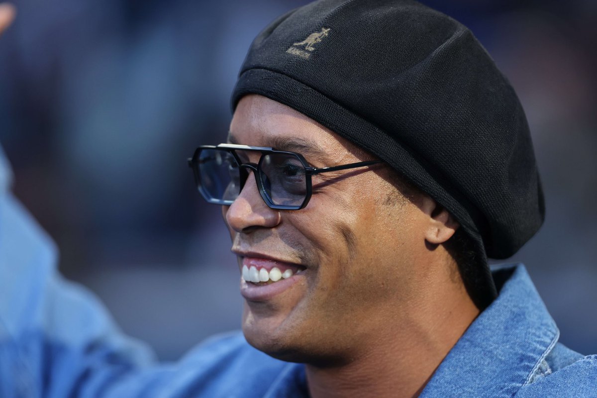 ActuFoot_'s tweet photo. Raphinha : « Ronaldinho a dit qu'il ne regarderait plus l'équipe nationale brésilienne ? 

𝗜𝗹 𝘆 𝗮 𝗾𝘂𝗲𝗹𝗾𝘂𝗲𝘀 𝗷𝗼𝘂𝗿𝘀, 𝗶𝗹 𝗮 𝗲́𝗰𝗿𝗶𝘁 𝗮̀ 𝗩𝗶𝗻𝗶𝗰𝗶𝘂𝘀 𝗽𝗼𝘂𝗿 𝗹𝘂𝗶 𝗱𝗲𝗺𝗮𝗻𝗱𝗲𝗿 𝗱𝗲 𝗹𝘂𝗶 𝗳𝗼𝘂𝗿𝗻𝗶𝗿 𝗱𝗲𝘀 𝗽𝗹𝗮𝗰𝗲𝘀 𝗽𝗼𝘂𝗿 𝗻𝗼𝘀 𝗺𝗮𝘁𝗰𝗵𝘀. 🇧🇷🗣️ »

(conf. presse)