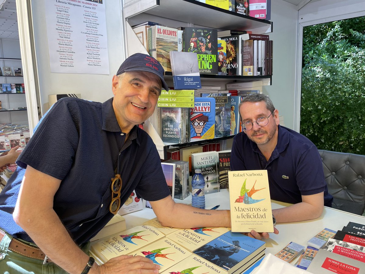Rafael_Narbona's tweet photo. Con mi gran amigo @PayoMiguel en la Feria del Libro de Madrid. En dos días, he firmado unos 140 ejemplares. No esperaba tantos lectores. Gracias a todos los que han acudido a que les escribiera una dedicatoria. No he escrito dos iguales. Algunos lectores han esperado 40 minutos. Les agradezco su paciencia. La cola iba despacio porque me gusta hablar con cada persona unos minutos y conocerla un poco. La fuerza de un autor reside en sus lectores. Por eso merecen cariño y respeto. Ellos son los que determinan hasta dónde llega tu voz. Espero que el día de mañana también sea un éxito. Estaré en la caseta 59 desde las 19:00 hasta las 21:00.