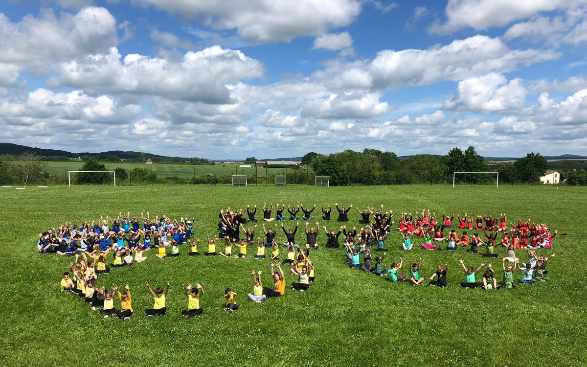 Olympiades des écoles primaires du secteur du collège d'Argonne pour célébrer les JO de Paris 2024. Les enfants ont brillamment illustré la maxime de Pierre de Coubertin : "L'important c'est de participer". Une belle leçon de sportivité et d'engagement.