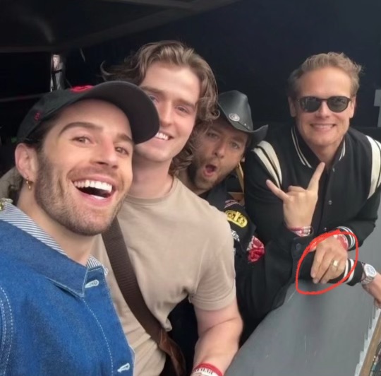 DonnaGe93039805's tweet photo. Is that a wedding ring? #SamHeughan #Outlander #Swiftlander #TaylorSwiftErasTour https://t.co/FUxUudCf76