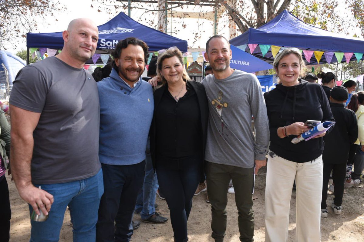Junto a <a href="/jmedurand/">Emiliano Durand</a> estuvimos esta mañana en el barrio Pablo Saravia y recorrimos junto a los vecinos de la zona los diferentes stands, poniendo a disposición prestaciones para que no tengan que trasladarse y puedan resolver sus trámites de manera más ágil y personalizada (+)
