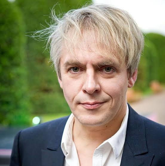 MusicRandomFact's tweet image. Junio 8, 1962.
Nace en Birmingham, Inglaterra, Nicholas James Bates "NICK RHODES".
Músico, tecladista, es llamado  "el gurú del teclado", desde 1978 forma parte de "Duran Duran" -único miembro que ha estado desde su fundación-, sus proyectos alternos fueron Arcadia y The Devils.