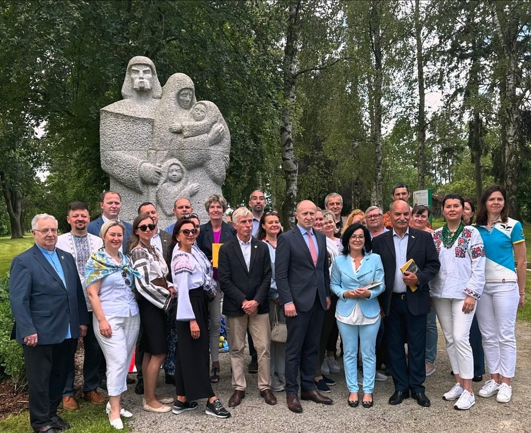 VKhymynets's tweet photo. Mit Mitgliedern der Österreichisch-Ukrainischen Gesellschaft, der Bundesratspräsidentin Margit #Güll und Vizebürgermeister Hubert #Hauer gedachten wir der Ukrainer:Innen ( etwa 30 tsnd), die im Flüchtlingslager gestorben sind.
❤️Dank an die Stadt Gmünd für Pflege der Gedenkstätte https://t.co/NWi7bezW9t