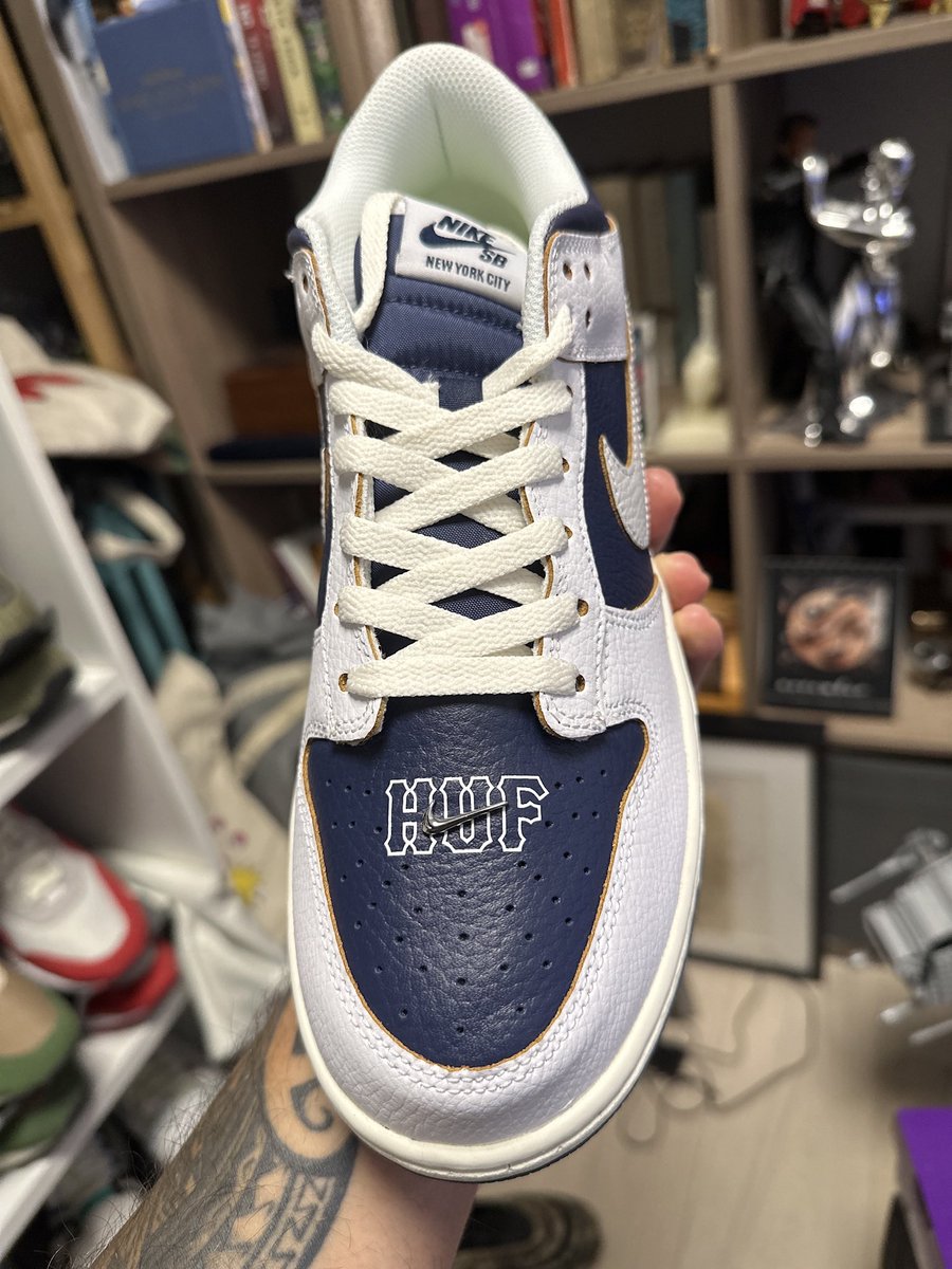Fredimator's tweet photo. Day 15 of my dunk challenge takes is to New York. Dunk Low HUF - New York City.
The other colourway was called San Francisco and also had the SF skyline on the heal. This pair was made in honor of the HUF founder. #keithforever #dunkthefud #dunkchallenge https://t.co/V9aBGKin3B