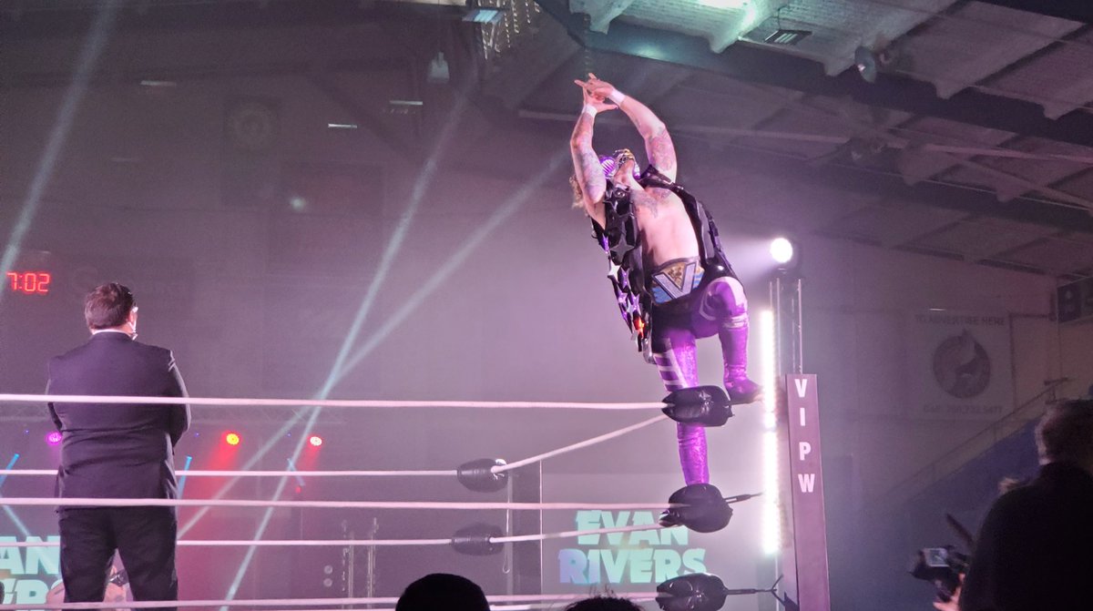 M_Kennedy19's tweet photo. @Evan_Rivers_ made my daughter's favorites list last night. Thanks for the pic and the auto #VIPW #WRESTLEFEST https://t.co/GxChuMmBW6