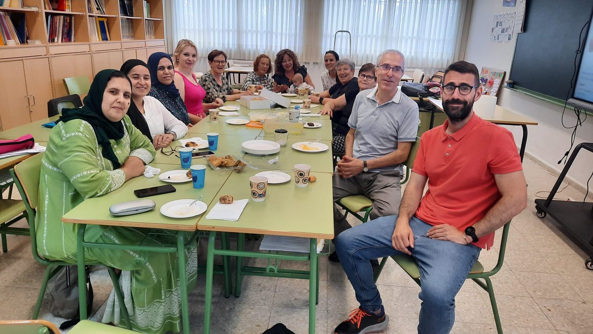 ¡¡Qué mejor manera de terminar el curso escolar en las clases de Enseñanzas Iniciales y Español de Paracuellos con una merienda en buena compañía!! 😘😘😘