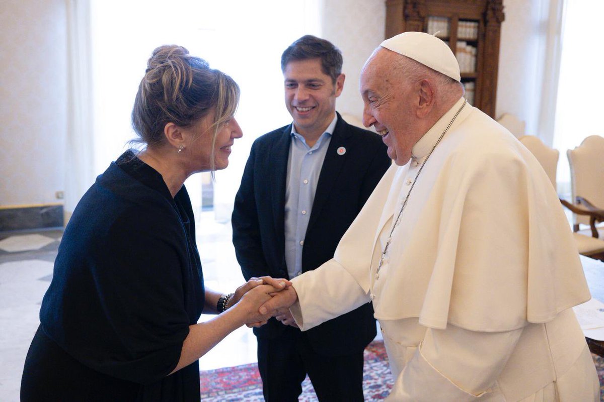 CrisAlvarezRod's tweet photo. Junto a @Kicillofok y @Carli_Bianco compartimos un afectuoso encuentro con @Pontifex_es ❤️

En tiempos de odio e individualismo, el Papa Francisco nos guía por un camino de amor y fraternidad. https://t.co/RrwQa1arAl