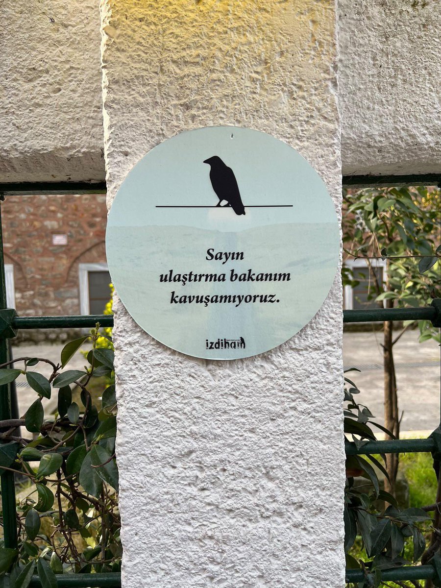 Sırtınızı bu duvara yaslayabilirsiniz.