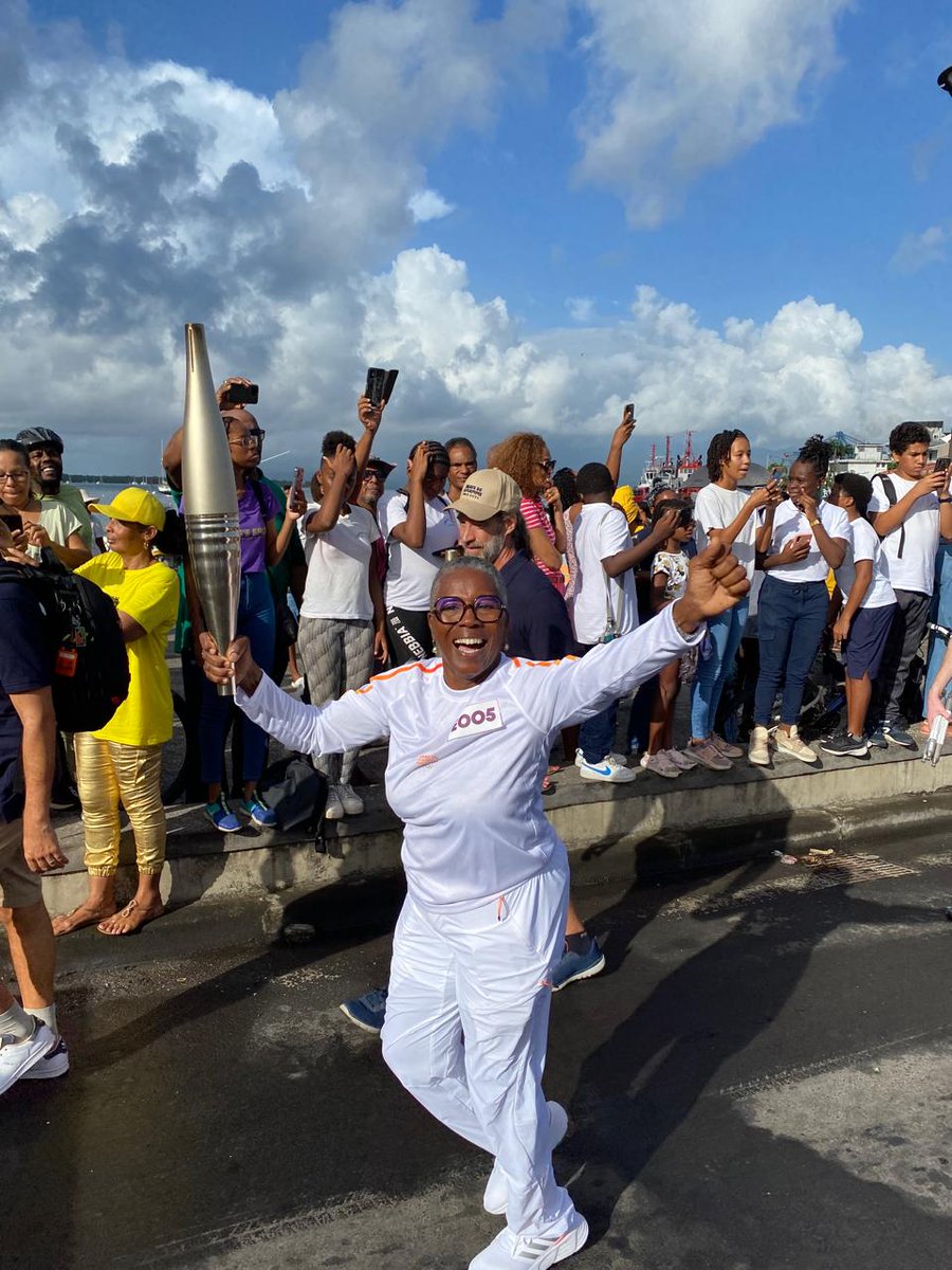 clg_SadiCarnot's tweet photo. Les élèves du Triathlon du @clg_SadiCarnot venus célébrer  « la Paix et l’amitié entre les peuples » lors du passage de la flamme olympique à @VILLEPAP.  Les yeux brillants,  célébration du sport et des valeurs de l’olympisme. Merci au @CROSguadeloupe pour l’invitation
 #JO2024 https://t.co/qMc7OZzGIy
