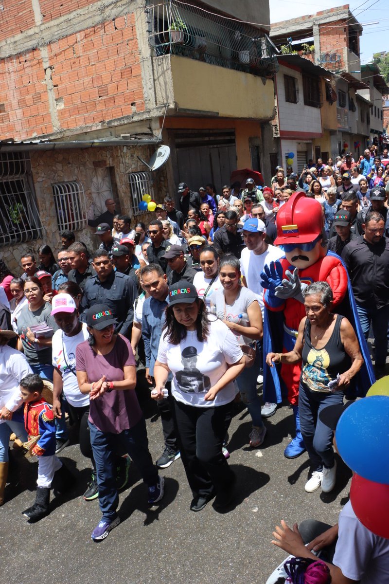 Nos fuimos casa a casa, junto a nuestra Vicepresidenta Ejecutiva <a href="/delcyrodriguezv/">Delcy Rodríguez</a>, recorriendo la Comunidad Unida del Pueblo, en la parroquia Antímano de Caracas, para conocer las necesidades de la comunidad y ofrecerles soluciones.

#VenezuelaPintaBonito