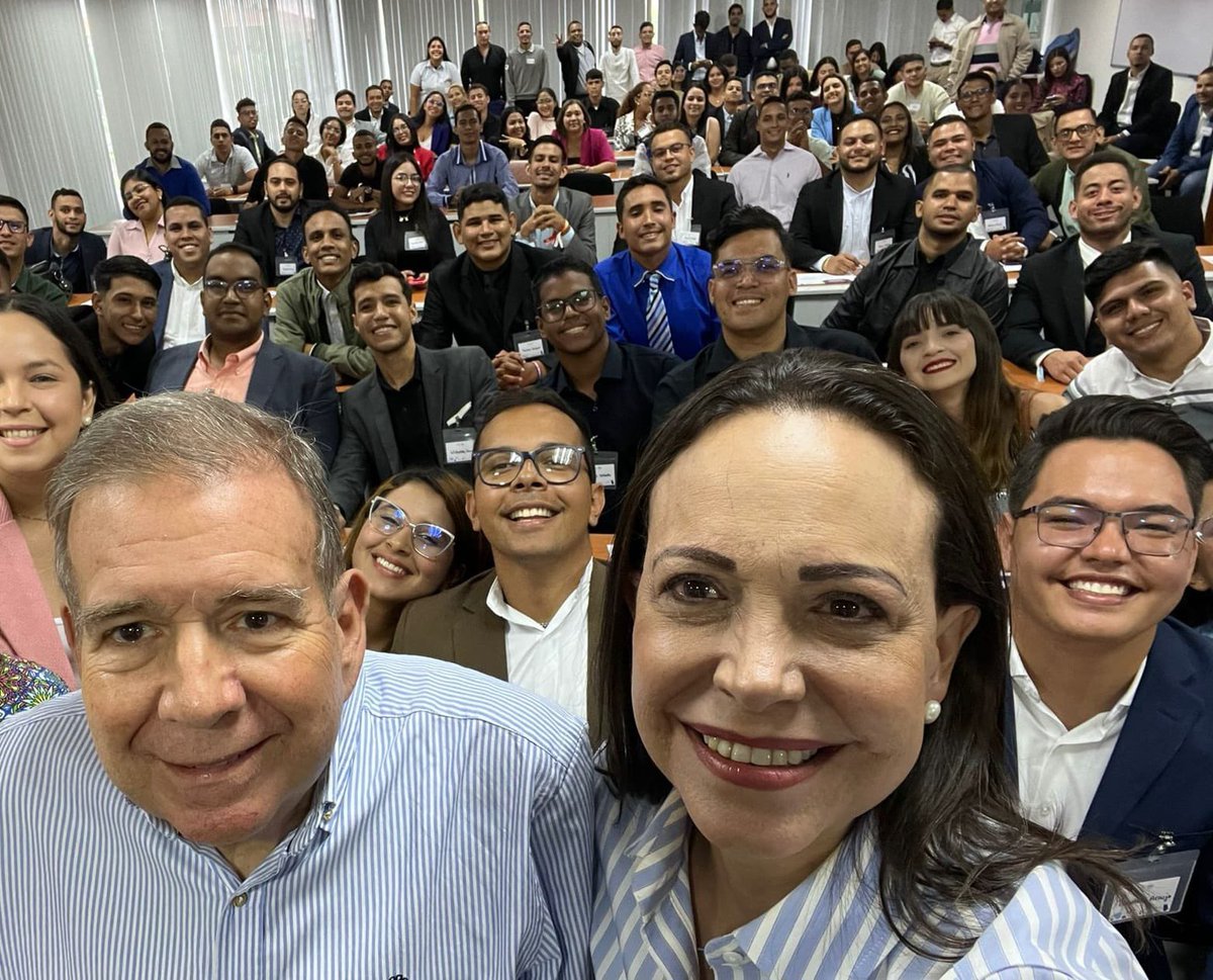Junto a <a href="/MariaCorinaYA/">María Corina Machado</a> compartimos visiones y escuchamos a jóvenes de <a href="/red_forma/">FORMA</a>. Sus ideas frescas y compromiso con el cambio son inspiradoras. 

Juntos construiremos un futuro prometedor para todos. 

#VamosAGanar un futuro brillante para la juventud venezolana.
