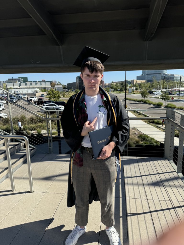 topshelfesports's tweet photo. Huge congratulations to our very own @SDGeorgie for graduating today! https://t.co/raG6Om9rky
