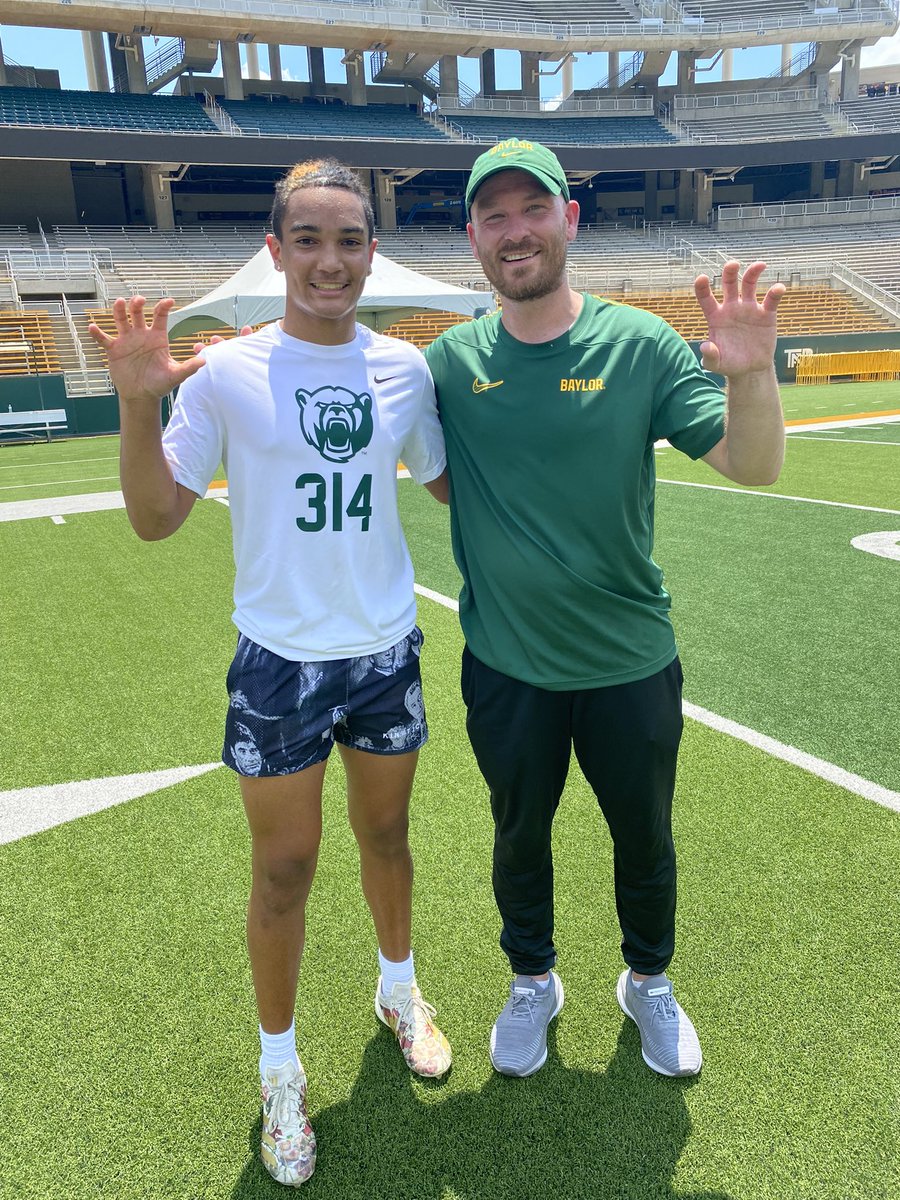 Had a wonderful day at the Baylor University camp today! Got to meet two really technical coaches <a href="/DSDa_Re/">Duke DaRe</a> <a href="/CoachEMcQueen/">Coach E THE HIT MAN</a> ! Glad I had the opportunity to get coached by these amazing coaches. I will be seeing y’all  next year! #sickem <a href="/SR_scouting/">Scouting Report</a> <a href="/coachsamwells/">Sam Wells</a> <a href="/KevinLPierce3/">Kevin L. Pierce I</a>