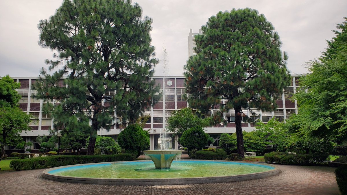 mu_admission's tweet photo. むさキャン建物。
噴水近くの１号館、その裏で中庭挟んで２号館、正門からの並木道歩いた突き当りが６号館雪頂講堂、６号館の奥、北門とテニスコートに近く７階建ての８号館。
今日は約2,000名の来場予定。頑張りましょう。 https://t.co/xLiwHCAdKX