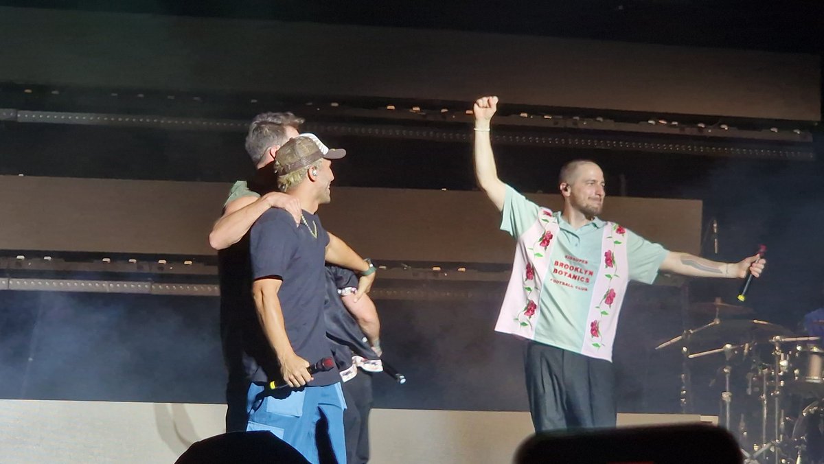 RushersLATAM's tweet photo. Competencia de "Olé" entre los lados de Kendall y Logan en el concierto de Madrid 💃🇪🇦 (Vicky y Cody no pudieron contener la risa JAJAJAJA 😂) 

¡Rushers boys presentes! Pero aún así, las Rusher girls se llevaron la noche 💪 #BigTimeRushMadrid
 https://t.co/ZLqlX7a0nx