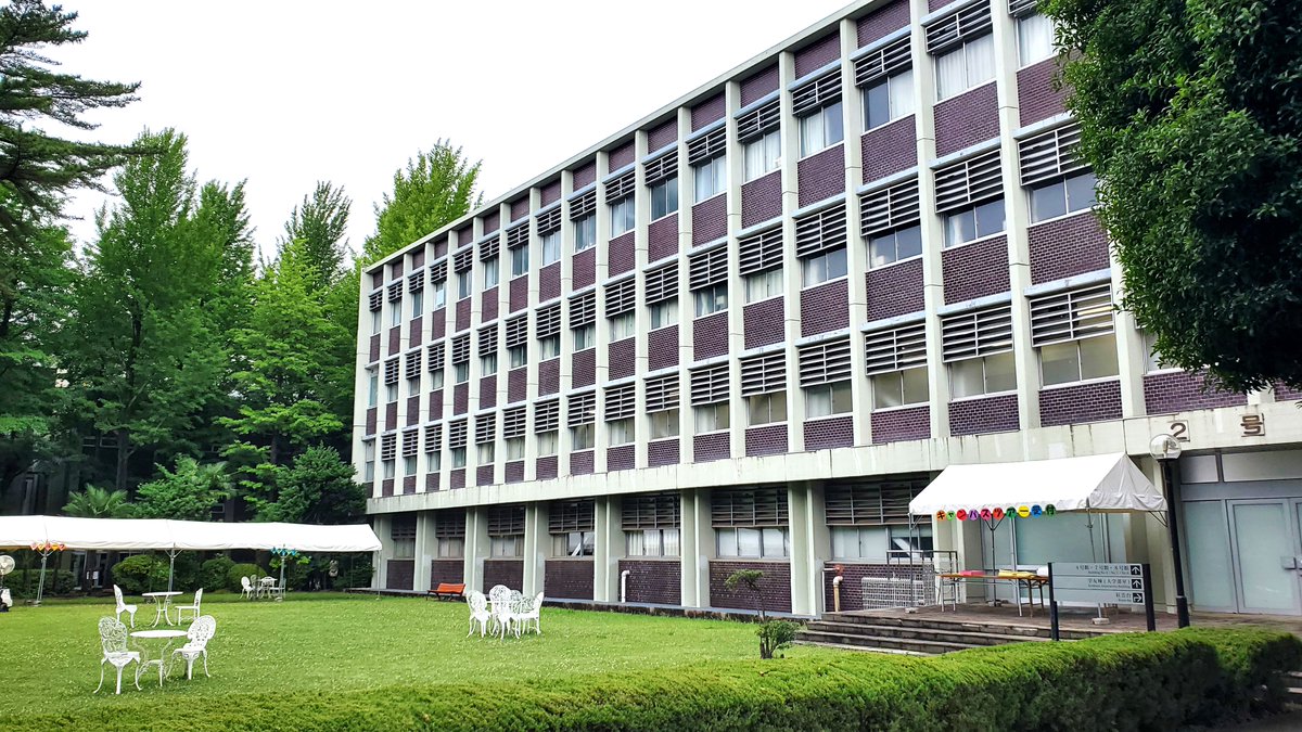 mu_admission's tweet photo. むさキャン建物。
噴水近くの１号館、その裏で中庭挟んで２号館、正門からの並木道歩いた突き当りが６号館雪頂講堂、６号館の奥、北門とテニスコートに近く７階建ての８号館。
今日は約2,000名の来場予定。頑張りましょう。 https://t.co/xLiwHCAdKX