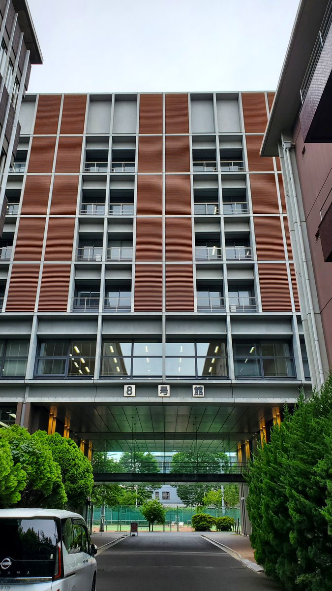 mu_admission's tweet photo. むさキャン建物。
噴水近くの１号館、その裏で中庭挟んで２号館、正門からの並木道歩いた突き当りが６号館雪頂講堂、６号館の奥、北門とテニスコートに近く７階建ての８号館。
今日は約2,000名の来場予定。頑張りましょう。 https://t.co/xLiwHCAdKX