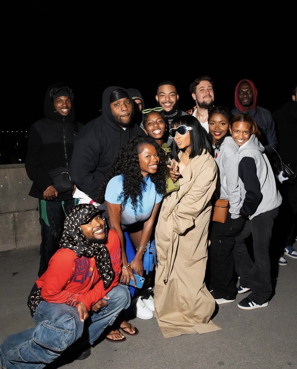 PF2Tour's tweet photo. 🫂 | @NICKIMINAJ with Papa Bear and fans in #GagCityParis. https://t.co/65RL7CANaT