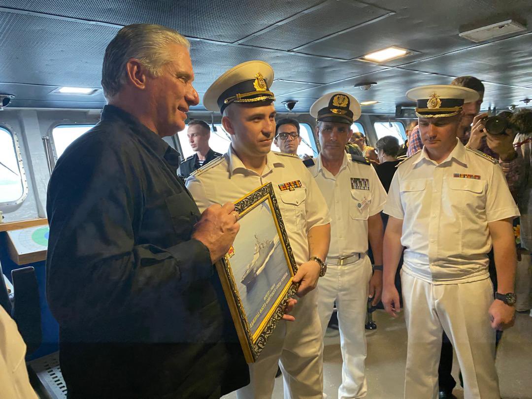 DiazCanelB's tweet photo. Recorrimos hoy el interior de la fragata Almirante Gorshkov y la cubierta del submarino Kazán, navíos de la Armada de Rusia, que cumplen visita oficial en el puerto de #LaHabana. 

Impresionante y agradable tarde, incluso bajo la persistente lluvia. Bienvenidos, amigos de #Rusia. https://t.co/kvshSRQg8w