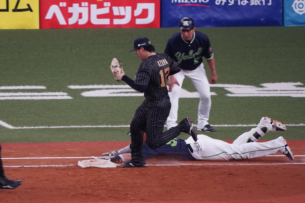 4374Yoshi's tweet photo. 皆様、ご検証ください。

村上選手のリクエストシーン。
全力のヘッドスライディング。
相手のベースカバー、見てみて。
ベース踏んで無いですよね。
これってセーフじゃないの??? https://t.co/ijsAKoIINR