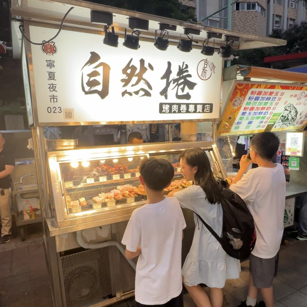 昨日ショート動画の撮影で寧夏夜市の串焼き屋台で1杯やりました。5本で